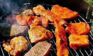 Bei Eintreffen der Polizei befanden sich circa neun Personen vor einem Mehrfamilienhaus an einem Grill. - Pixabay Bei Eintreffen der Polizei befanden sich circa neun Personen vor einem Mehrfamilienhaus an einem Grill. - Pixabay