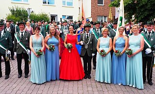 Umringt von den Königspaaren der Nieheimer Ortschaften präsentierte sich der Thron des Gastgebers mit Konrad Rolf (v. l.), Peter Süper, Lydia Rolf-Becker, Ulrike Kleine, dem Königspaar Renate und Martin Gerling, Hildegard Lohr, Steffi Rolf sowie Heike und Stephan Papenkordt. - Josef Köhne Umringt von den Königspaaren der Nieheimer Ortschaften präsentierte sich der Thron des Gastgebers mit Konrad Rolf (v. l.), Peter Süper, Lydia Rolf-Becker, Ulrike Kleine, dem Königspaar Renate und Martin Gerling, Hildegard Lohr, Steffi Rolf sowie Heike und Stephan Papenkordt. - Josef Köhne