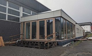 Noch geht ist der neue Turnhallen-Anbau in Bad Driburg über eine Paletten-Treppe erreichbar, doch bis Weihnachten soll der neue Gebäudetel nutzbar sein. Die Außenanlagen sollen im Frühjahr fertiggestellt werden. - Burkhard Battran Noch geht ist der neue Turnhallen-Anbau in Bad Driburg über eine Paletten-Treppe erreichbar, doch bis Weihnachten soll der neue Gebäudetel nutzbar sein. Die Außenanlagen sollen im Frühjahr fertiggestellt werden. - Burkhard Battran