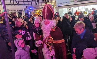 Hunderte Kinder begrüßen in Brakel den Nikolaus. - Burkhard Battran Hunderte Kinder begrüßen in Brakel den Nikolaus. - Burkhard Battran
