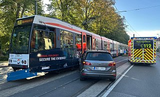 Auf der Jöllenbecker Straße hat es am Mittwochmorgen einen Unfall zwischen einem Auto und einer Stadtbahn gegeben. - Sevil Polat Auf der Jöllenbecker Straße hat es am Mittwochmorgen einen Unfall zwischen einem Auto und einer Stadtbahn gegeben. - Sevil Polat