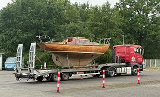 Auf einem speziellen Anhänger wurde die Segeljacht der Freunde aus dem Kreis Gütersloh zum Ijsselmeer transportiert. - Ludger Niehüser Auf einem speziellen Anhänger wurde die Segeljacht der Freunde aus dem Kreis Gütersloh zum Ijsselmeer transportiert. - Ludger Niehüser