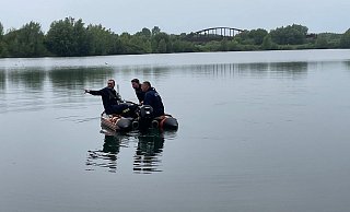 Die Tauchergruppe der Feuerwehr Petershagen war mit ihrem Sonarboot im Einsatz. - Jan Henning Rogge Die Tauchergruppe der Feuerwehr Petershagen war mit ihrem Sonarboot im Einsatz. - Jan Henning Rogge