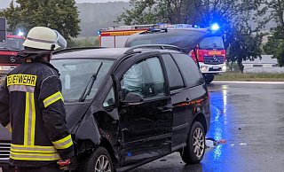 Der VW Scharan wurde im Bereich der Fahrertür schwer beschädigt. - Burkhard Battran Der VW Scharan wurde im Bereich der Fahrertür schwer beschädigt. - Burkhard Battran