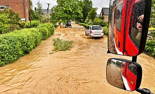 2021 hatten Wassermassen einige Straßen in Enger überflutet - wie hier die Sattelmeierstraße. - Feuerwehr Enger 2021 hatten Wassermassen einige Straßen in Enger überflutet - wie hier die Sattelmeierstraße. - Feuerwehr Enger