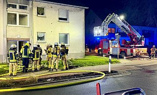 Die Feuerwehr Büren löschte einen Zimmerbrand in Wewelsburg. Eine Frau erleidet Verletzungen, zwei Katzen werden gerettet. - Ralph Meyer Die Feuerwehr Büren löschte einen Zimmerbrand in Wewelsburg. Eine Frau erleidet Verletzungen, zwei Katzen werden gerettet. - Ralph Meyer