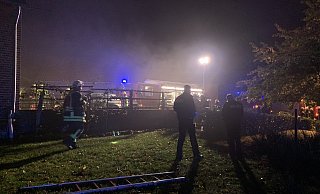 Der Brand in einem Wohnhaus in Oberbauerschaft rief den Löschzug West mit 45 Einsatzkräften auf den Plan. - Feuerwehr Hüllhorst Der Brand in einem Wohnhaus in Oberbauerschaft rief den Löschzug West mit 45 Einsatzkräften auf den Plan. - Feuerwehr Hüllhorst