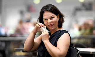 Grünen-Chefin Annalena Baerbock mit Maske beim Landesparteitag. - picture alliance/dpa Grünen-Chefin Annalena Baerbock mit Maske beim Landesparteitag. - picture alliance/dpa