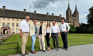Auftraggeber und Studienautorn: Bernd Klöver (CHE-Consult GmbH, von links), Yvonne-Christin Knepper-Bartel (Vizepräsidenten für Bildung und Nachhaltigkeit, TH OWL), Nicole Soltwedel (Kanzlerin, TH OWL), Dajana Kulik (Rheform GmbH), Guido Benzler (Geschäftsführender Gesellschafter, rheform GmbH), Matthias Götz (Büro Bergmann GmbH) vor dem Schloss Corvey. - TH OWL Auftraggeber und Studienautorn: Bernd Klöver (CHE-Consult GmbH, von links), Yvonne-Christin Knepper-Bartel (Vizepräsidenten für Bildung und Nachhaltigkeit, TH OWL), Nicole Soltwedel (Kanzlerin, TH OWL), Dajana Kulik (Rheform GmbH), Guido Benzler (Geschäftsführender Gesellschafter, rheform GmbH), Matthias Götz (Büro Bergmann GmbH) vor dem Schloss Corvey. - TH OWL