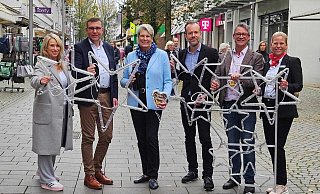 Astrid Möller (v.l.), Christoph Lanvers, Bürgermeisterin Susanne Rutenkröger, Wirtschaftsförderer Nils Krenz, Ralf Grund vom Stadtmarketing und Kathrin Kirchhoff von der Sparkasse freuen sich auf die neue Gemütlichkeit beim Bünder Weihnachtsmarkt. - Alexandra Stratmeier Astrid Möller (v.l.), Christoph Lanvers, Bürgermeisterin Susanne Rutenkröger, Wirtschaftsförderer Nils Krenz, Ralf Grund vom Stadtmarketing und Kathrin Kirchhoff von der Sparkasse freuen sich auf die neue Gemütlichkeit beim Bünder Weihnachtsmarkt. - Alexandra Stratmeier