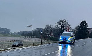 In einer langgezogenen Linkskurve kam der 69-Jährige auf der Mindener Straße mit seinem Toyota von der Fahrbahn ab und landete in einem Feld. - Claus Frickemeier In einer langgezogenen Linkskurve kam der 69-Jährige auf der Mindener Straße mit seinem Toyota von der Fahrbahn ab und landete in einem Feld. - Claus Frickemeier