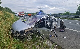 Der Peugeot mit polnischem Kennzeichen kam im Kreis Gütersloh nach rechts von der Fahrbahn ab und überschlug sich. - Andreas Eickhoff Der Peugeot mit polnischem Kennzeichen kam im Kreis Gütersloh nach rechts von der Fahrbahn ab und überschlug sich. - Andreas Eickhoff