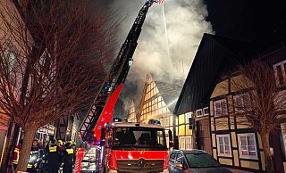 In der engen Innenstadt von Holzminden ist am Montagabend in einem Dachstuhl ein Feuer ausgebrochen. Die Feuerwehr ist mit der Drehleiter im Einsatz. - Svenja Ludwig In der engen Innenstadt von Holzminden ist am Montagabend in einem Dachstuhl ein Feuer ausgebrochen. Die Feuerwehr ist mit der Drehleiter im Einsatz. - Svenja Ludwig