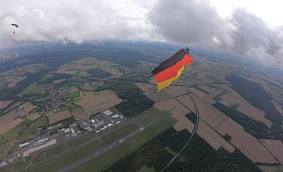 Exakt 6.341,85 Quadratmeter misst die Flagge, die am Himmel flatterte. - Cypres-Demo-Team Exakt 6.341,85 Quadratmeter misst die Flagge, die am Himmel flatterte. - Cypres-Demo-Team