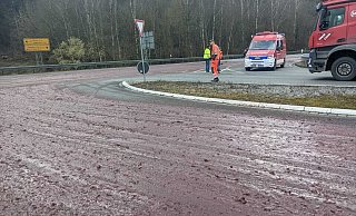 Aufgrund eines Defekts hat ein Lkw Schlachtabfälle auf der Bundesstraße 64 bei Brakel verstreut. B64 und B252 sind aktuell gesperrt. - Burkhard Battran Aufgrund eines Defekts hat ein Lkw Schlachtabfälle auf der Bundesstraße 64 bei Brakel verstreut. B64 und B252 sind aktuell gesperrt. - Burkhard Battran
