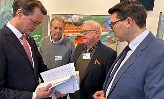 Ministerpräsident Hendrik Wüst im Gespräch mit Vertretern der Initiative WiduLand. - Katharina Eisele Ministerpräsident Hendrik Wüst im Gespräch mit Vertretern der Initiative WiduLand. - Katharina Eisele