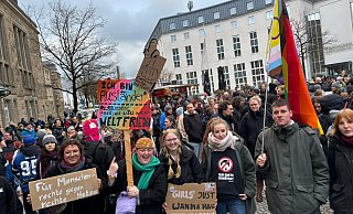 Mit Fahnen, Pappschildern und lauten Parolen starten die Demonstranten am Sonntagnachmittag Richtung Altstadt. - Jörg Diekmann Mit Fahnen, Pappschildern und lauten Parolen starten die Demonstranten am Sonntagnachmittag Richtung Altstadt. - Jörg Diekmann