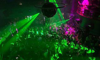 Im Café Europa am Jahnplatz wird ausgiebig gefeiert, der Club ist kurz nach Mitternacht rappelvoll. - NW Im Café Europa am Jahnplatz wird ausgiebig gefeiert, der Club ist kurz nach Mitternacht rappelvoll. - NW