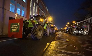 Landwirte sind mit mehr als 40 Traktoren durch Herford unterwegs, um gegen die geplante ICE-Trasse zu demonstrieren. - Katharina Eisele Landwirte sind mit mehr als 40 Traktoren durch Herford unterwegs, um gegen die geplante ICE-Trasse zu demonstrieren. - Katharina Eisele