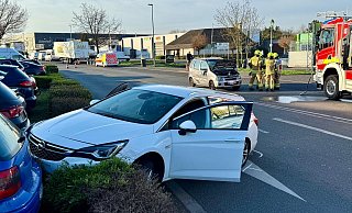 Ein Opel Astra stößt auf der Karl-Schurz-Straße in Paderborn mit einem Opel Agila zusammen. Vier Personen werden bei dem Unfall verletzt. - Ralph Meyer Ein Opel Astra stößt auf der Karl-Schurz-Straße in Paderborn mit einem Opel Agila zusammen. Vier Personen werden bei dem Unfall verletzt. - Ralph Meyer