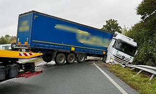 Ein Lkw blockiert die Abfahrt Paderborn-Elsen der Autobahn 33 in Fahrtrichtung Bielefeld. - Ralph Meyer Ein Lkw blockiert die Abfahrt Paderborn-Elsen der Autobahn 33 in Fahrtrichtung Bielefeld. - Ralph Meyer