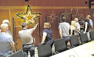Der Leuchtende soll’s sein: Die Ausschussmitglieder und die Gäste können sich vier zur Auswahl stehende Sterne ansehen. Der Stern links gefällt am besten. - Sigurd Gringel Der Leuchtende soll’s sein: Die Ausschussmitglieder und die Gäste können sich vier zur Auswahl stehende Sterne ansehen. Der Stern links gefällt am besten. - Sigurd Gringel