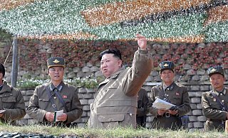 Kim Jong Un bei einer Militärübung für Luftangriffe der koreanischen Volksarmee. - kcna/kns/dpa Kim Jong Un bei einer Militärübung für Luftangriffe der koreanischen Volksarmee. - kcna/kns/dpa