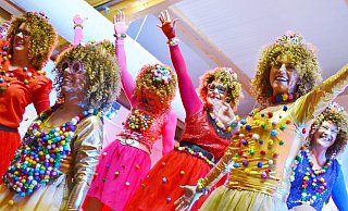 Als tanzende Konfettis fegten die "Glamour Girls" über die närrische Bühne. Die jungen Hüpfer feierten damit ihren 15. Geburtstag. - Silke Riethmüller Als tanzende Konfettis fegten die "Glamour Girls" über die närrische Bühne. Die jungen Hüpfer feierten damit ihren 15. Geburtstag. - Silke Riethmüller