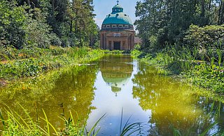 Ort der Bielefelder Erinnerungskultur: Die Alte Kapelle des Sennefriedhofes spiegelt sich im großen Wasserbecken. - jonek.fotografie.de Ort der Bielefelder Erinnerungskultur: Die Alte Kapelle des Sennefriedhofes spiegelt sich im großen Wasserbecken. - jonek.fotografie.de