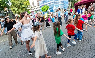 Die Tanzschule Roemkens sorgt auf dem Fürstenau-Platz für Bewegung. Im Quartier rund um den Gänsemarkt hatte das Fest als Welkindertag in der Radewig seinen Anfang genommen.?Foto: Ralf Bittner - Ralf Bittner Die Tanzschule Roemkens sorgt auf dem Fürstenau-Platz für Bewegung. Im Quartier rund um den Gänsemarkt hatte das Fest als Welkindertag in der Radewig seinen Anfang genommen.?Foto: Ralf Bittner - Ralf Bittner