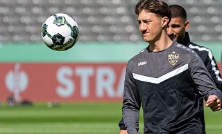 Mittelfeldstratege Angelo Stiller war nach seiner Bänderverletzung beim Abschlusstraining des VfB Stuttgart im Berliner Olympiastadion dabei. - Soeren Stache/dpa Mittelfeldstratege Angelo Stiller war nach seiner Bänderverletzung beim Abschlusstraining des VfB Stuttgart im Berliner Olympiastadion dabei. - Soeren Stache/dpa
