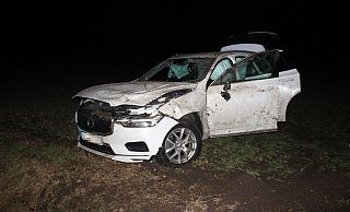 Der Volvo überschlug sich und erlitt bei dem Unfall offenbar einen Totalschaben. Das Fahrzeug musste vom Acker geborgen und abgeschleppt werden. Foto: - Polizei Minden-Lübbecke Der Volvo überschlug sich und erlitt bei dem Unfall offenbar einen Totalschaben. Das Fahrzeug musste vom Acker geborgen und abgeschleppt werden. Foto: - Polizei Minden-Lübbecke