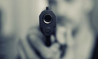 Mit einer gezogenen Schusswaffe ging der 36-Jährige auf seine Opfer los. An der Bleichstraße drückte er sogar ab. Doch sein Gegenüber mit einem Wischmopp war effektiver. - Symbolfoto: pixabay / Creative Commons Mit einer gezogenen Schusswaffe ging der 36-Jährige auf seine Opfer los. An der Bleichstraße drückte er sogar ab. Doch sein Gegenüber mit einem Wischmopp war effektiver. - Symbolfoto: pixabay / Creative Commons