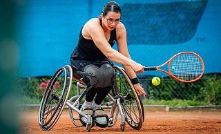 Eine gute Schlagposition zu erreichen, ist wichtig für Rollstuhltennisspielerin Britta Wend. - Sarah Jonek Eine gute Schlagposition zu erreichen, ist wichtig für Rollstuhltennisspielerin Britta Wend. - Sarah Jonek