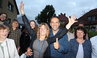 Ute Dülfer feiert mit ihrem Mann Dirk und ihrer Familie den deutlichen Sieg in der Stichwahl. - Uwe Müller Ute Dülfer feiert mit ihrem Mann Dirk und ihrer Familie den deutlichen Sieg in der Stichwahl. - Uwe Müller