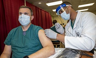 Kleiner Pieks mit großer Hoffnung und vielen Fragen drumherum: Die Spritze mit dem Biontech–Impfstoff gibt’ s in den Oberarm. - imago images/ZUMA Wire Kleiner Pieks mit großer Hoffnung und vielen Fragen drumherum: Die Spritze mit dem Biontech–Impfstoff gibt’ s in den Oberarm. - imago images/ZUMA Wire