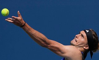 Alexander Zverev hat beim Erstrunden-Sieg einige Mühe. - Julia Nikhinson/AP/dpa Alexander Zverev hat beim Erstrunden-Sieg einige Mühe. - Julia Nikhinson/AP/dpa
