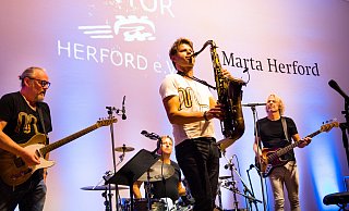 Jazz im Marta: Magnus Lindgren mit Henrik Janson (Gitarre), Lars Danielsson (Bass) und Per Lindvall (Schlagzeug). - ralf bittner Jazz im Marta: Magnus Lindgren mit Henrik Janson (Gitarre), Lars Danielsson (Bass) und Per Lindvall (Schlagzeug). - ralf bittner
