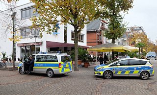 Die Polizei hatte die Kneipe mit Streifenwagen umstellt. - Thorsten Gödecker Die Polizei hatte die Kneipe mit Streifenwagen umstellt. - Thorsten Gödecker