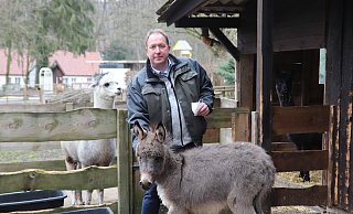 Tierparkleiter Thorsten Dodt stellt einen neuen tierischen Bewohner vor, den kleinen Esel Karl-Heinz. - Archivbild: Alexandra Golfinger Tierparkleiter Thorsten Dodt stellt einen neuen tierischen Bewohner vor, den kleinen Esel Karl-Heinz. - Archivbild: Alexandra Golfinger