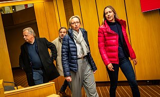 Christiana Bauer (OB-Kandidatin der CDU) und Katharina Kotulla (recht, Direktkandidatin der CDU bei der Bundestagswahl) kommen auf der zentralen Wahlparty in Bielefeld an. - Sarah Jonek Christiana Bauer (OB-Kandidatin der CDU) und Katharina Kotulla (recht, Direktkandidatin der CDU bei der Bundestagswahl) kommen auf der zentralen Wahlparty in Bielefeld an. - Sarah Jonek