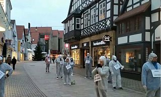Die Demo in der Langen Straße in Lübbecke. - Quelle: Youtube/Screenshot NW Die Demo in der Langen Straße in Lübbecke. - Quelle: Youtube/Screenshot NW