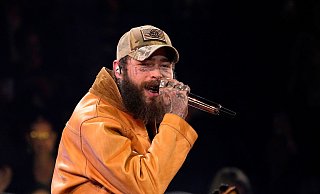Post Malone versüßte einer Barkeeperin in Houston das Weihnachtsfest. (Archivbild) - George Walker IV/Invision/AP/dpa Post Malone versüßte einer Barkeeperin in Houston das Weihnachtsfest. (Archivbild) - George Walker IV/Invision/AP/dpa