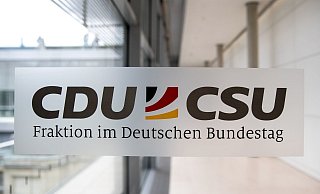 Die CDU/CSU-Bundestagsfraktion will sich als Konsequenz aus der Maskenaffäre strengere Regeln geben. - Foto: Michael Kappeler/dpa Die CDU/CSU-Bundestagsfraktion will sich als Konsequenz aus der Maskenaffäre strengere Regeln geben. - Foto: Michael Kappeler/dpa