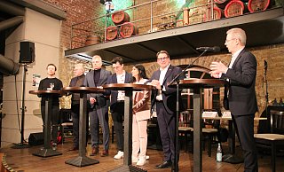 In Barres Brauwelt befragte unter anderem Eckhard Rüter (r.) die Bundestagskandidaten Dominik Goertz (v. l., Die Linke), Frank Schäffler (FDP), Thomas Röckemann (AfD), Fabian Golanowsky (SPD), Schahina Gambir (Grüne) und Oliver Vogt (CDU). - Frank Hartmann In Barres Brauwelt befragte unter anderem Eckhard Rüter (r.) die Bundestagskandidaten Dominik Goertz (v. l., Die Linke), Frank Schäffler (FDP), Thomas Röckemann (AfD), Fabian Golanowsky (SPD), Schahina Gambir (Grüne) und Oliver Vogt (CDU). - Frank Hartmann