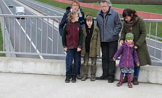 Kathrin Oetting-Damme, Hans-Gerd Damme und Kathleen Damme (von links) mit Emil, Michel und Milla setzen sich dafür ein, dass in Hesseln etwas gegen den permanenten Lärm von der Autobahn unternommen wird. - Rolf Uhlemeier Kathrin Oetting-Damme, Hans-Gerd Damme und Kathleen Damme (von links) mit Emil, Michel und Milla setzen sich dafür ein, dass in Hesseln etwas gegen den permanenten Lärm von der Autobahn unternommen wird. - Rolf Uhlemeier