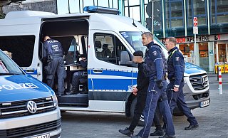 Erhärtete sich ein Verdacht, kam es im Polizeifahrzeug zu Verhören. - Barbara Franke Erhärtete sich ein Verdacht, kam es im Polizeifahrzeug zu Verhören. - Barbara Franke