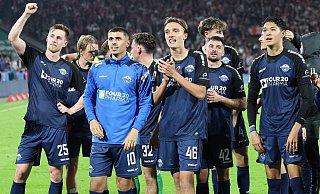 Den 2:1-Sieg in Köln werden vor allem die Zweitliga-Startelfdebütanten Luis Engelns (vorne 2. v. r.) und Adrian Bravo Sanchez (rechts hinter Engelns) wohl niemals vergessen. - IMAGO/Nordphoto Den 2:1-Sieg in Köln werden vor allem die Zweitliga-Startelfdebütanten Luis Engelns (vorne 2. v. r.) und Adrian Bravo Sanchez (rechts hinter Engelns) wohl niemals vergessen. - IMAGO/Nordphoto