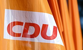 Fahnen mit dem Parteilogo der CDU wehen vor dem Tagungssaal des Landesparteitages der CDU Sachsen-Anhalt in Leuna. - Foto: Hendrik Schmidt/dpa-Zentralbild/dpa Fahnen mit dem Parteilogo der CDU wehen vor dem Tagungssaal des Landesparteitages der CDU Sachsen-Anhalt in Leuna. - Foto: Hendrik Schmidt/dpa-Zentralbild/dpa