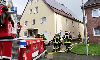 Rund 60 Feuerwehrleute eilten am Mittwochabend in die Kernstadt. Dort brannte es in einem Mehrfamilienwohnhaus wegen eines technischen Defekts im Heizungskeller. - Ralph Meyer Rund 60 Feuerwehrleute eilten am Mittwochabend in die Kernstadt. Dort brannte es in einem Mehrfamilienwohnhaus wegen eines technischen Defekts im Heizungskeller. - Ralph Meyer